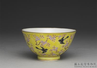 图片[2]-Bowl with prunus and magpies in yellow ground and fencai polychrome enamels-China Archive